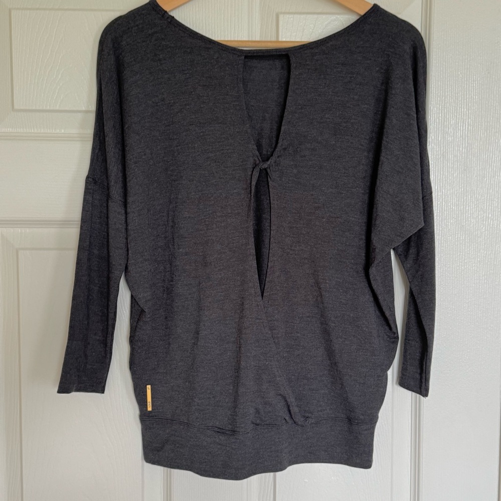 Lole Yoga Top. Dark Gray. Like New! Lightweight and Soft. Open Back Design.